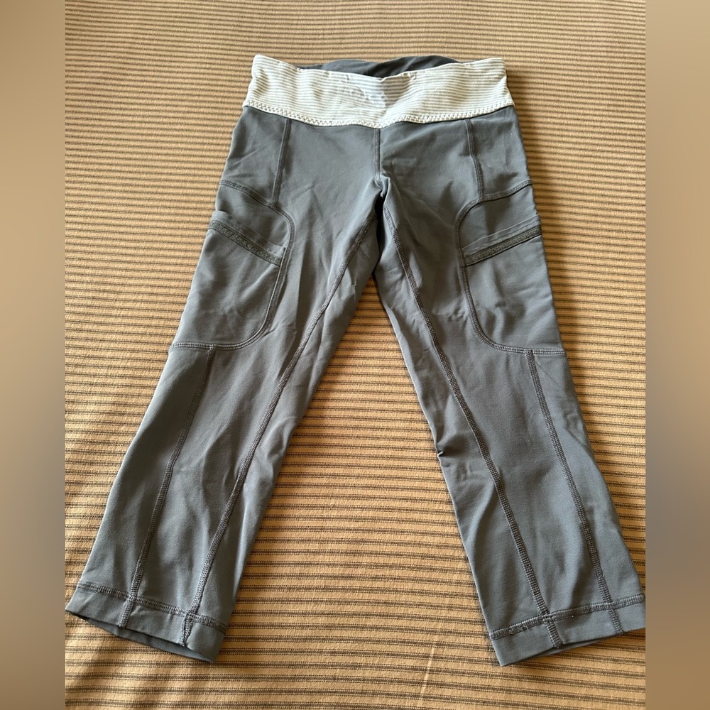 Lululemon size 6 Gray cropped legging with striped waist